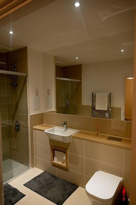Exquisite Cozy House, Close To Train Station And Amenities Harold Wood Екстериор снимка
