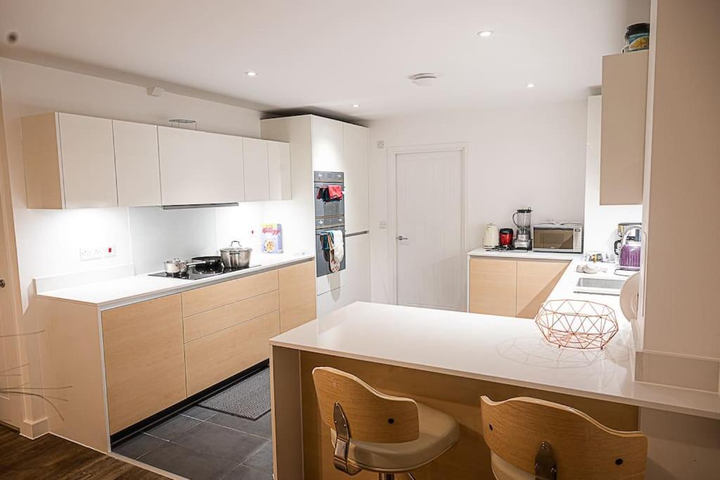 Exquisite Cozy House, Close To Train Station And Amenities Harold Wood Екстериор снимка