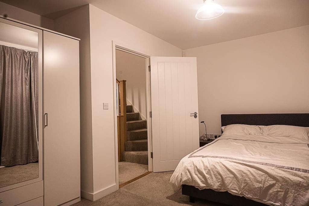 Exquisite Cozy House, Close To Train Station And Amenities Harold Wood Екстериор снимка