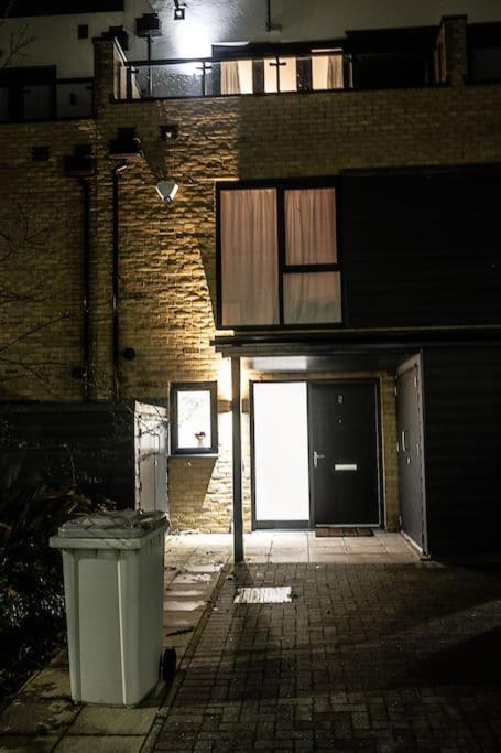 Exquisite Cozy House, Close To Train Station And Amenities Harold Wood Екстериор снимка