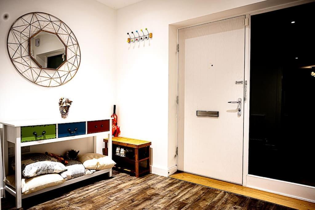 Exquisite Cozy House, Close To Train Station And Amenities Harold Wood Екстериор снимка
