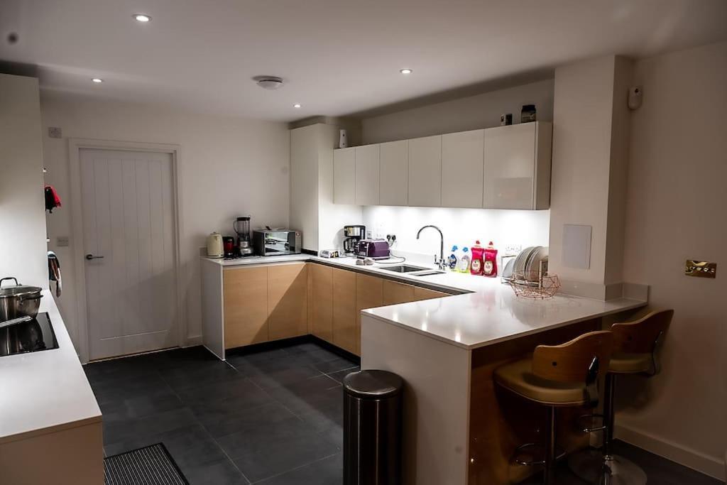 Exquisite Cozy House, Close To Train Station And Amenities Harold Wood Екстериор снимка